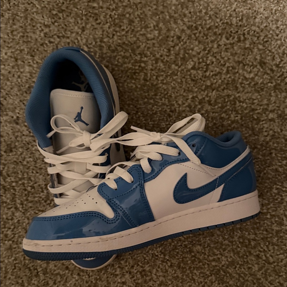 Nike Big Kids 6.5 Women’s 8 Low-Top Sneakers in White and Blue